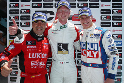 Primer lugar, Nicki Thiim, Audi TT, Liqui Moly Team Engstler, segundo lugar, Jordi Gene, SEAT Leon,