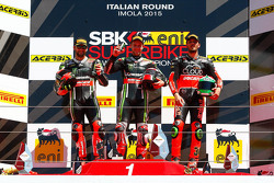 Podium : segundo lugar, Tom Sykes, Kawasaki, el vencedor, Jonathan Rea, Kawasaki, y el tercer lugar,