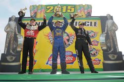 Il vincitore Top Fuel Doug Kalitta, il vincitore Funny Car Ron Capps, la vincitrice Pro Stock Erica 