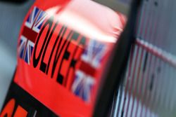 Letrero en los pits de Oliver Turvey, McLaren, piloto de pruebas