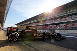 Пастор Мальдонадо, Lotus F1 E23 покидает пит-лейн