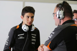 Esteban Ocon, Sahara Force India F1 Team avec Tom McCullough, ingénieur en chef Sahara Force India F1 Team