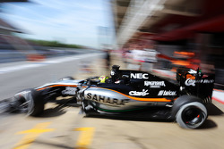Ник Йеллоли, тестовый пилот Sahara Force India F1 VJM08 покидает пит-лейн