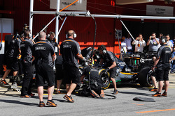 Ник Йеллоли, тестовый пилот Sahara Force India F1 VJM08 на пит-лейн