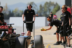 Пастор Мальдонадо, Lotus F1 E23 заезжает на пит-стоп