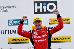 Peringkat ketiga Gordon Shedden