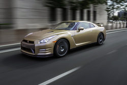 De 2016 Nissan GT-R 45e verjaardag gouden editie
