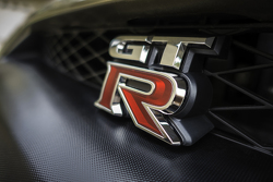 De 2016 Nissan GT-R 45e verjaardag gouden editie