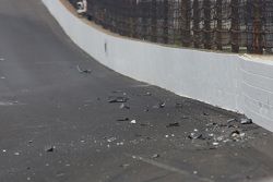 Des débris après l'accident de Josef Newgarden