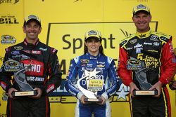 Le vainqueur du segment 1 Greg Biffle, Roush Fenway Racing Ford, la gagnante du vote des fans Danica Patrick, Stewart-Haas Racing Chevrolet, le vainqueur du segment 2 Clint Bowyer, Michael Waltrip Racing Toyota