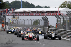 El inicio: Jake Dennis, Prema Powerteam Dallara Mercedes-Benz, lidera la carrera