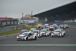 Départ de la course 1 : Jose Maria Lopez, Citroën C-Elysée WTCC, Citroën World Touring Car team mène