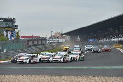 Départ de la course 1 : Jose Maria Lopez, Citroën C-Elysée WTCC, Citroën World Touring Car team mène