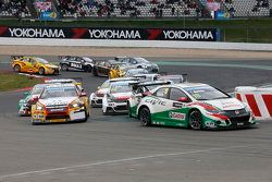 Race 2 Start: Tiago Monteiro, Honda Civic WTCC, Honda Racing Team JAS