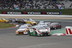 Race 2 Start: Tiago Monteiro, Honda Civic WTCC, Honda Racing Team JAS