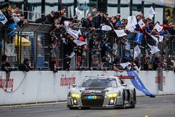 Celebra el ganador #28 Audi Sport Team WRT Audi R8 LMS: Christopher Mies, Edward Sandström, Nico Mül