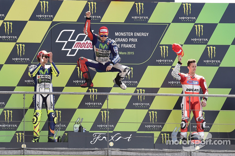 Podium: segundo lugar, Valentino Rossi, el ganador, Jorge Lorenzo, Yamaha Factory Racing y el tercer lugar, Andrea Dovizioso, Ducati Team