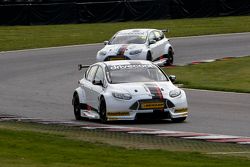 Mat Jackson e James Cole durante i test Motorbase BTCC