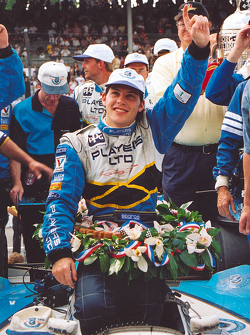 Le vainqueur Jacques Villeneuve fête sa victoire