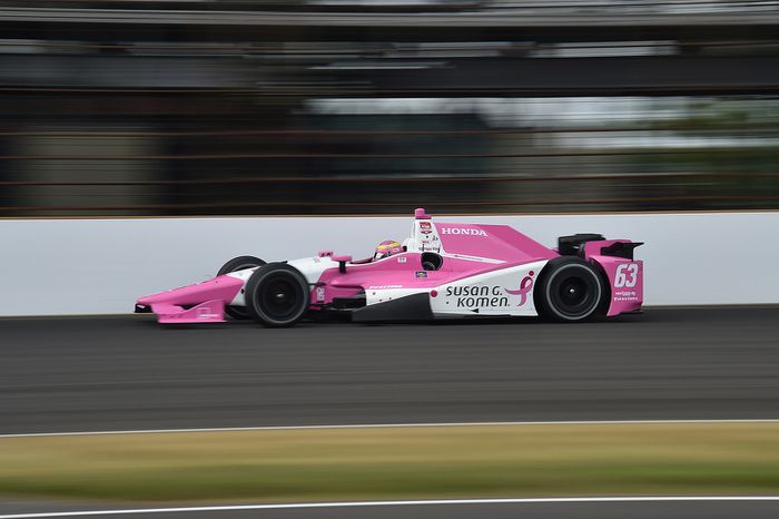 En las 500 Millas de Indianápolis, Pippa Mann también llevó coche rosa