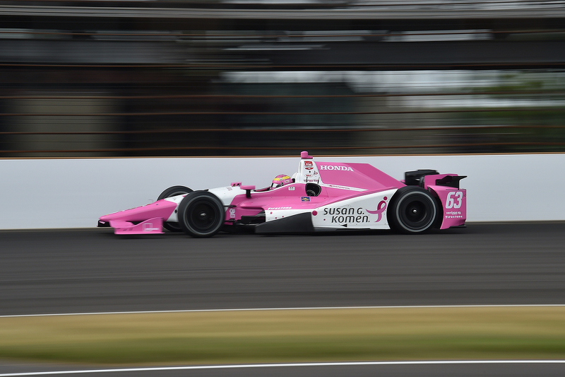 En las 500 Millas de Indianápolis, Pippa Mann también llevó coche rosa