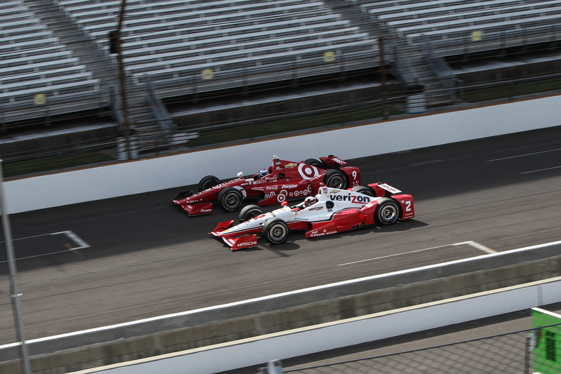 Scott Dixon, Chip Ganassi Racing Chevrolet and Juan Pablo Montoya, Team Penske Chevrolet