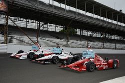 Séance photos de la première ligne : Simon Pagenaud, Team Penske Chevrolet, Will Power, Team Penske Chevrolet et le poleman Scott Dixon, Chip Ganassi Racing Chevrolet