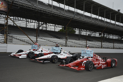 Séance photos de la première ligne : Simon Pagenaud, Team Penske Chevrolet, Will Power, Team Penske Chevrolet et le poleman Scott Dixon, Chip Ganassi Racing Chevrolet
