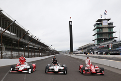 Foto primeira fila: Simon Pagenaud, Team Penske Chevrolet, Will Power, Team Penske Chevrolet e o pole Scott Dixon, Chip Ganassi Racing Chevrolet