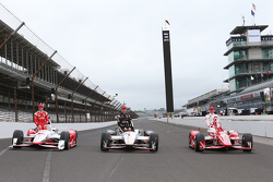 Front row photoshoot: Simon Pagenaud, Team Penske Chevrolet, Will Power, Team Penske Chevrolet and polesitter Scott Dixon, Chip Ganassi Racing Chevrolet