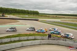 Старт: впереди Ильдар Рахматуллин, Renault