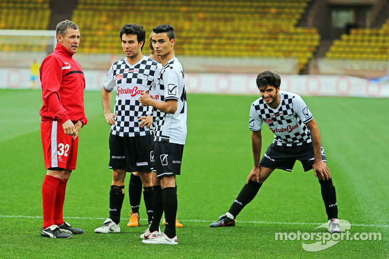 (De izquierda a derecha): Tom Kristensen; Sergio Pérez Sahara Force India F1; Conductor Pascal Wehrlein Mercedes F1 Reserva AMG; y Carlos Sainz Jr. Scuderia Toro Rosso en el partido de fútbol a beneficio