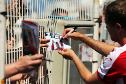 Sebastian Vettel, Ferrari firma autógrafos para los aficionados