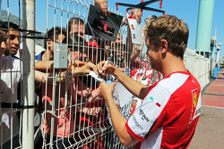 Sebastian Vettel, Ferrari firma autógrafos para los aficionados