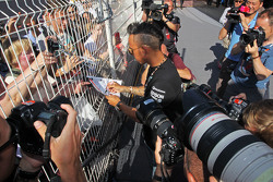 Lewis Hamilton, Mercedes AMG F1 firma autógrafos para los aficionados