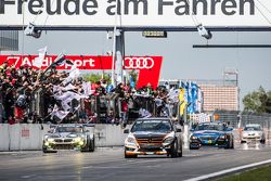 Bandera a cuadros:#185 Team AutoArenA Motorsport Mercedes-Benz C23: Patrick Assenheimer, Marc Marbach, Steffen Fürsch