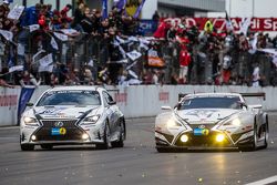 Bandera a cuadros: #187 Gazoo Racing Lexus RC: Takayuki Kinoshita, Kumi Sato, Maoya Gamo, Takamitsu 