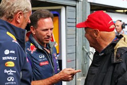 Слева направо: консультант Red Bull Motorsport Хельмут Марко, руководитель Red Bull Racing Team Кристиан Хорнер и неисполнительный директор Mercedes Ники Лауда