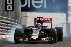 Max Verstappen, Scuderia Toro Rosso STR10 locks up under braking
