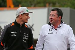Слева направо: Нико Хюлькенберг, Sahara Force India F1, и гоночный директор McLaren Racing Эрик Буль