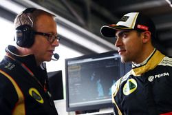 Пастор Мальдонадо, Lotus F1 Team, и гоночный инженер команды Марк Слейд