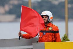 Sportwart schwenkt die rote Flagge zum Signal des Abbruchs der Session