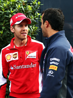 (De izquierda a derecha): Sebastian Vettel, Ferrari con Daniel Ricciardo, de Red Bull Racing