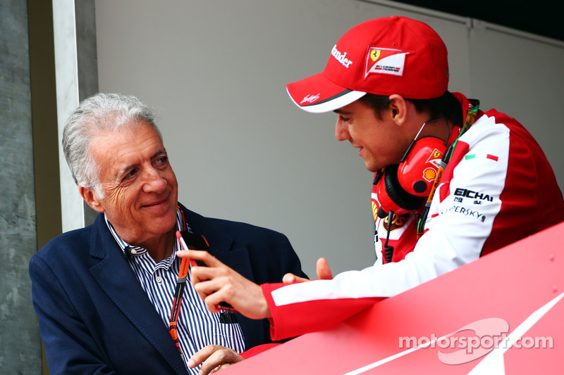 (De izquierda a derecha): Piero Ferrari, Ferrari Vicepresidente Esteban Gutiérrez, Ferrari Piloto de