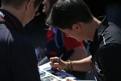 Julian Leal, Carlin, firma una foto de un fan