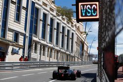 Stoffel Vandoorne, ART Grand Prix, passeert een 'VSC - Virtual Safety Car'-bord