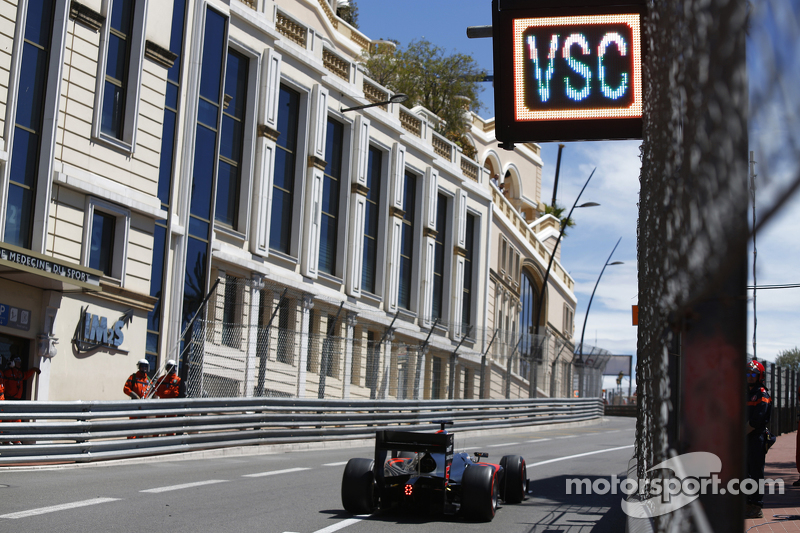 Stoffel Vandoorne, ART Grand Prix, passe sous un panneau Virtual Safety Car