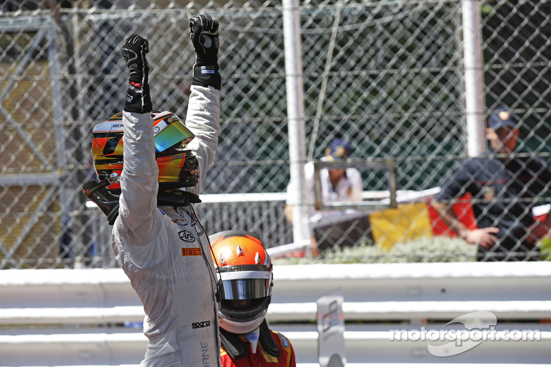 Kazanan Stoffel Vandoorne, ART Grand Prix ve ikinci Alexander Rossi, Racing Engineering