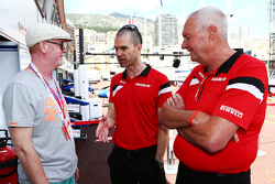 Chris Evans, animateur radio, avec Marc Hynes, coach des pilotes Manor F1 Team et John Booth, Team Principal Manor F1 Team