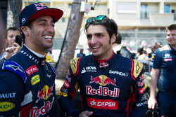 (L to R): Daniel Ricciardo, Red Bull Racing with Carlos Sainz Jr., Scuderia Toro Rosso